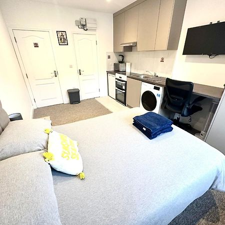 Bright Modern, Private Apartment,15 Mins To Central London Хендън Екстериор снимка
