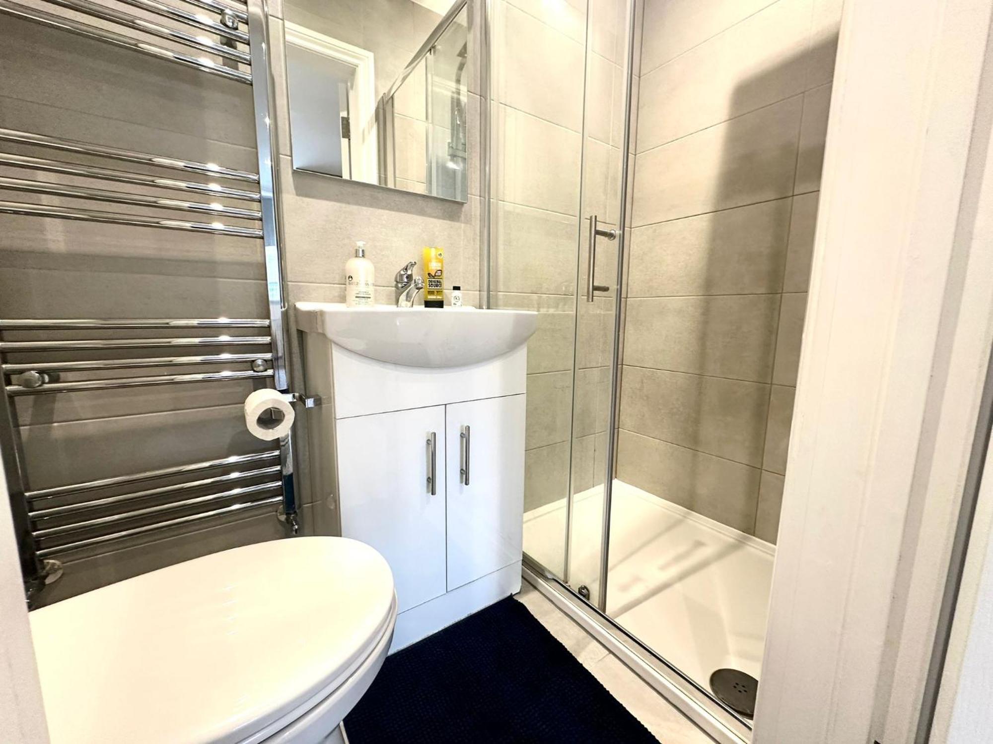 Bright Modern, Private Apartment,15 Mins To Central London Хендън Екстериор снимка