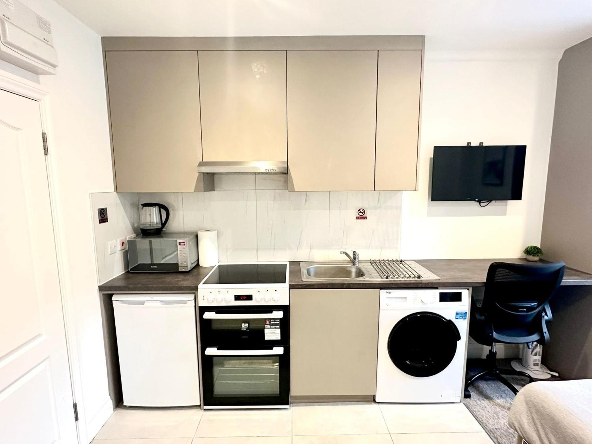 Bright Modern, Private Apartment,15 Mins To Central London Хендън Екстериор снимка