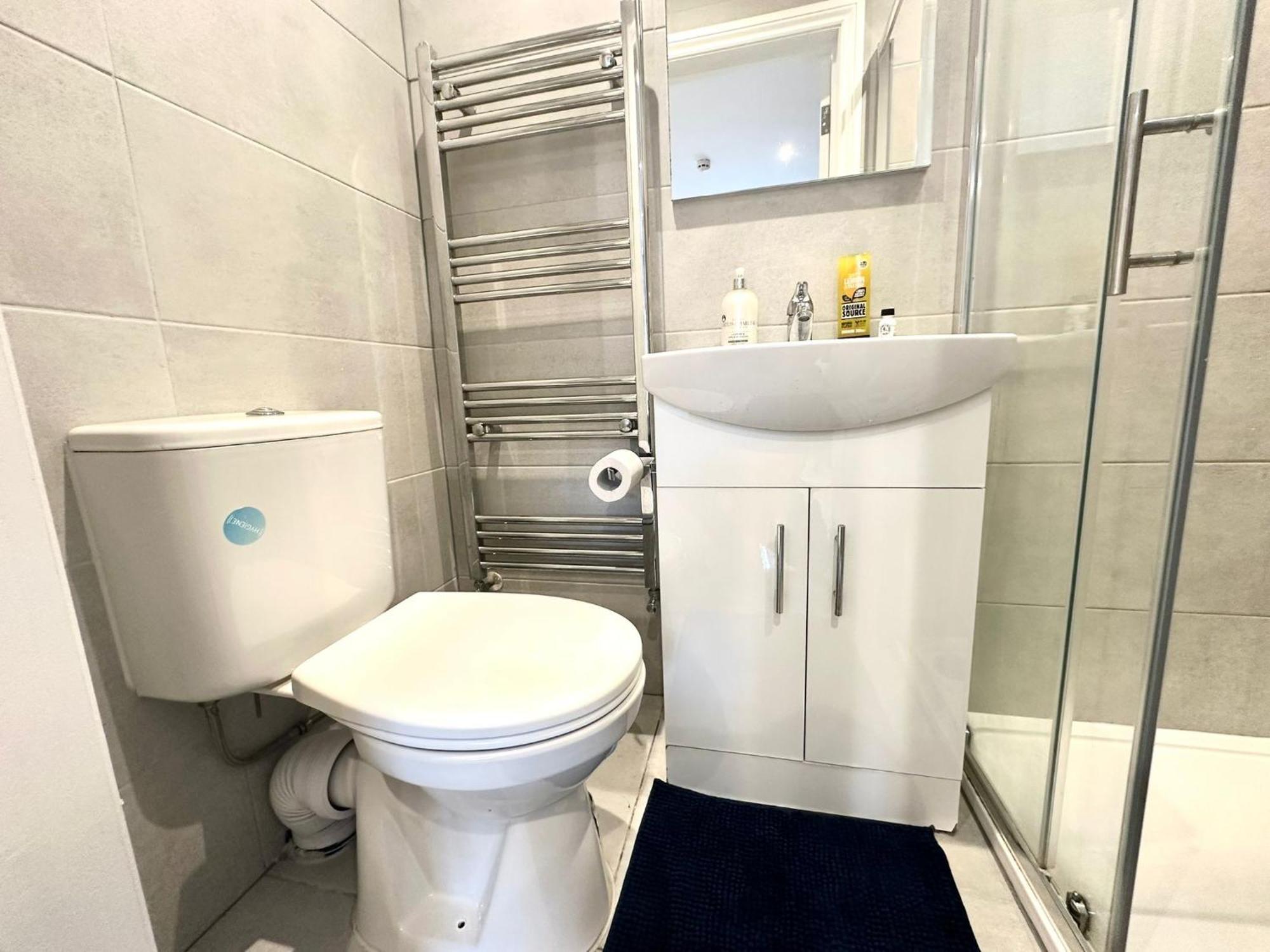 Bright Modern, Private Apartment,15 Mins To Central London Хендън Екстериор снимка
